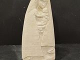 une sculpture en pierre blanche représentant une femme tenant un bébé dans ses bras