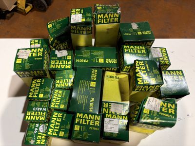une pile de boîtes vertes contenant des filtres posée sur une table