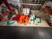Lot de 7 jerricans, 6 systèmes de remplissage de carburant,
