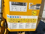 un gros plan d'une machine jaune recouverte de nombreux autocollants
