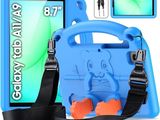 une pochette bleue munie d'une poignée et contenant un téléphone portable