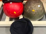 trois balles posées sur une étagère