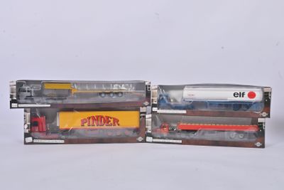 deux petits trains assis l'un à côté de l'autre sur une surface blanche