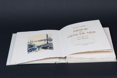 un livre ouvert posé sur une table, devant un fond noir
