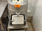une photo d'un coin cuisine avec un évier et un grand tonneau en métal