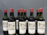 six bouteilles de vin sont alignées sur une table