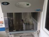 une machine qui se trouve dans le coin d'une pièce