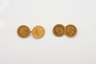 une paire de boutons de manchette en forme de pièces d'or, sur lesquelles est représenté le visage d'une femme