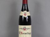 une bouteille de vin posée sur une table