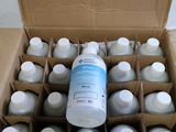 une boîte en carton remplie de bouteilles d'eau et d'une bouteille de liquide