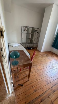 une pièce dans laquelle se trouvent une table et une chaise