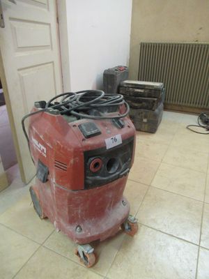 une machine rouge qui se trouve au milieu d'une pièce