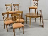 plusieurs chaises et une table dans une pièce, avec un mur en arrière-plan