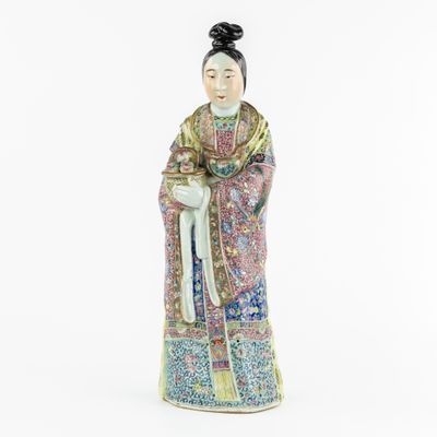 une figurine chinoise représentant une femme vêtue d'un kimono
