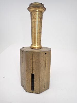 un bougeoir antique en laiton sur fond blanc