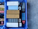 vue de dessus d'un bac en plastique bleu rempli de jouets divers