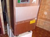 une machine posée sur une boîte