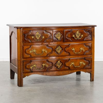 une photo d'une commode dans une pièce
