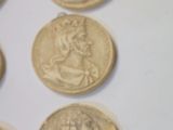 six types de pièces différents sont présentés sur une surface blanche