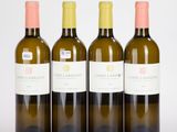 trois bouteilles de vin posées les unes à côté des autres sur une surface blanche