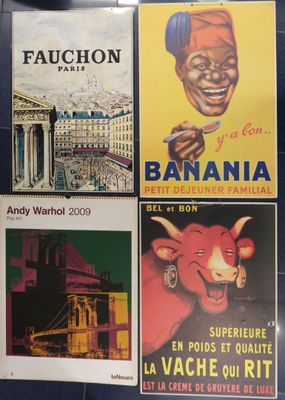 quatre affiches de voyage françaises d'époque accrochées au mur d'une salle de bains