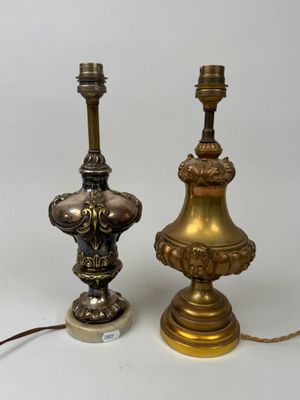 paire de lampes de table anciennes en laiton sur des socles en marbre