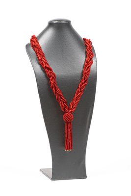 un gros plan sur un mannequin portant un collier rouge