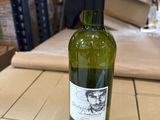 une bouteille de vin posée sur une table dans un entrepôt