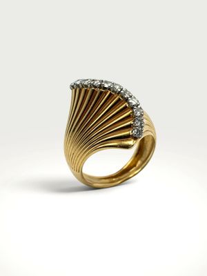 une bague en or avec des diamants sur fond blanc