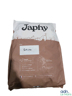 un sac de croquettes posé sur une surface blanche