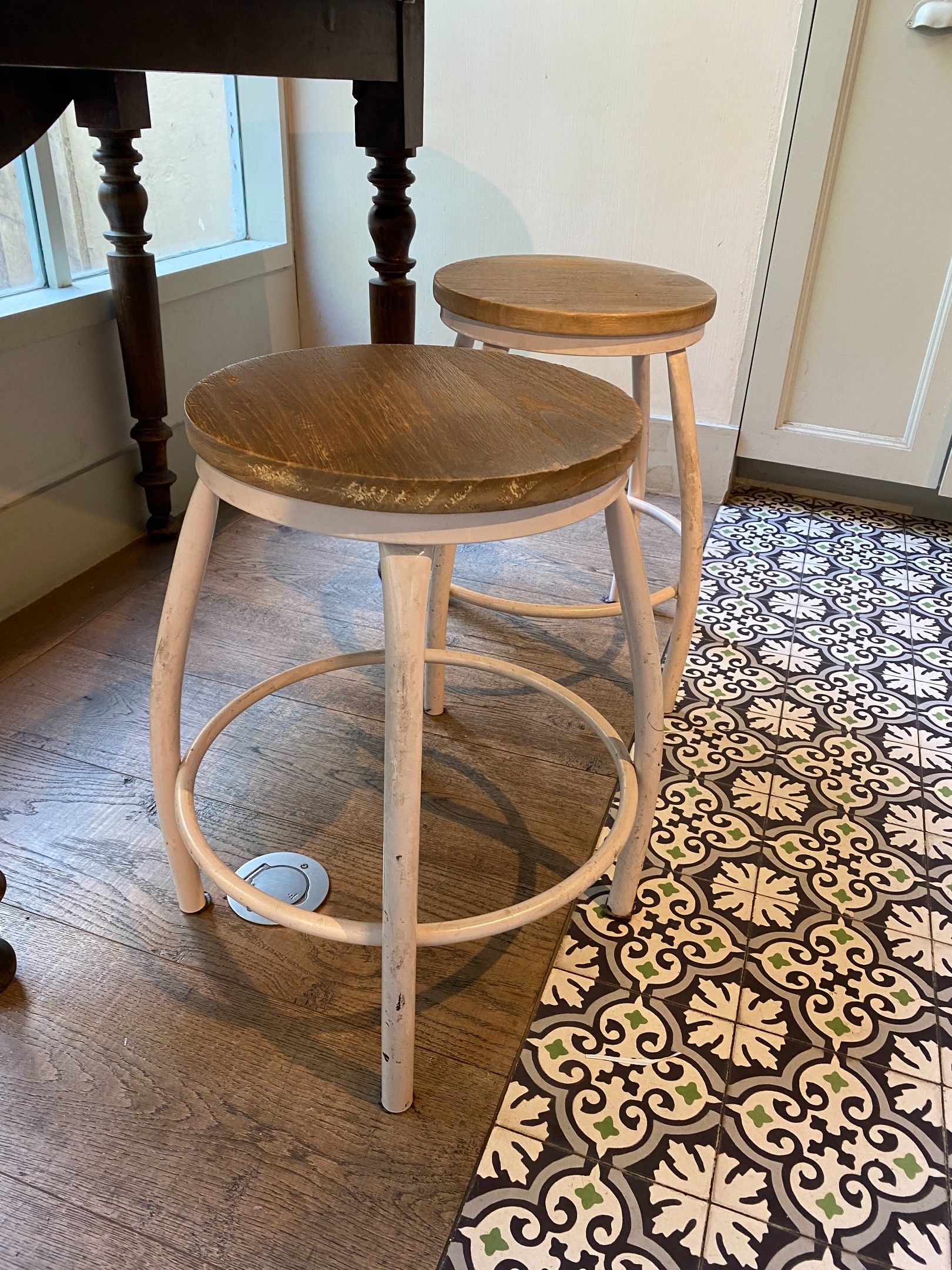Ensemble comprenant :