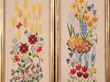 deux tableaux encadrés de broderie au point de croix représentant des fleurs et du blé