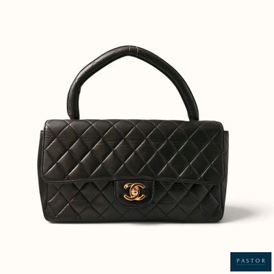 un sac Chanel noir sur fond blanc