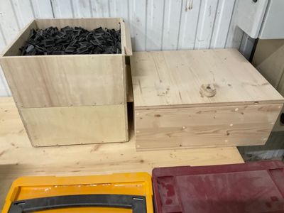 deux boîtes en bois et une boîte jaune contenant des graines noires