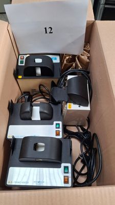 une boîte contenant tout un tas d'appareils électroniques
