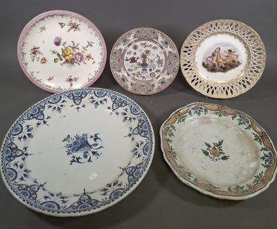 plusieurs assiettes, ornées de motifs variés, posées sur une table