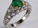 Gros plan sur une bague ornée d'une pierre verte