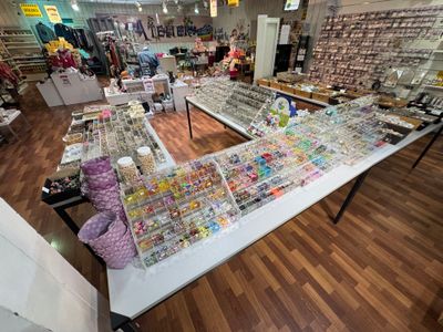 une longue table avec plein de bonbons dans le magasin
