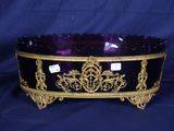 bol en verre violet orné d'une bordure dorée et de motifs décoratifs élaborés