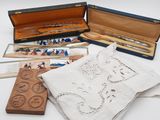 un grand nombre d'objets posés sur une table