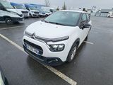 une Citroën blanche garée sur un parking