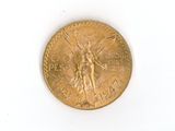 une pièce d'or représentant un ange sur un fond blanc