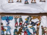 de nombreuses figurines dans une boîte posée sur la table