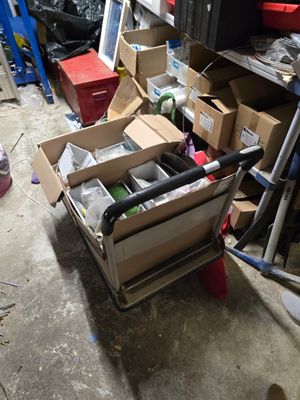un chariot rempli de cartons et d'autres objets dans un garage