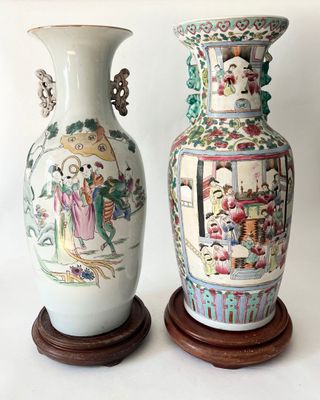 REUNION DE DEUX VASES en porcelaine polychrome de forme balu…