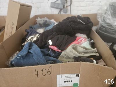 une boîte en carton remplie de vêtements et d'autres objets