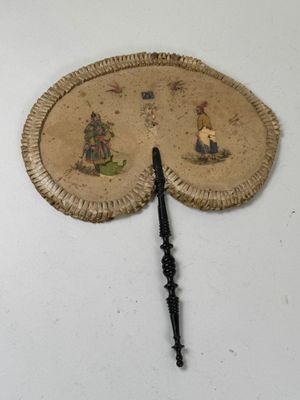 ASIE, XXe. Écran de courtoisie en soie polychrome, le manche… - Photo 1