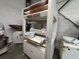 une machine qui se trouve dans une pièce où il y a beaucoup d'objets