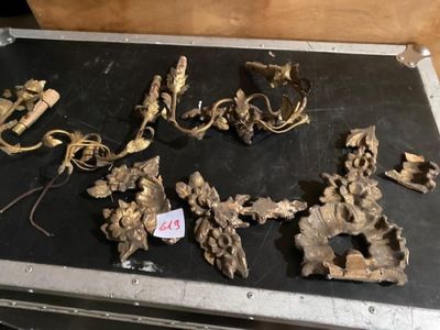 une mallette métallique sur laquelle sont posés plusieurs objets