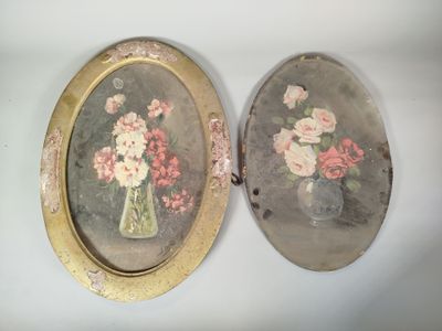 deux tableaux ovales représentant des fleurs dans un vase, accrochés au mur